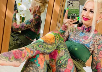 55-летняя женщина покрыла всё своё тело яркими тату! Фото