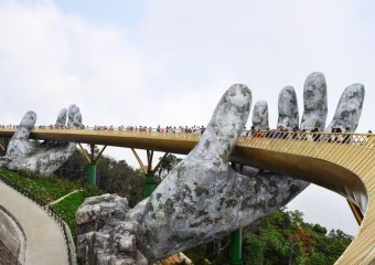 Найстрашніша подорож: туристка розповіла про шлях до найгарнішого мосту в світі