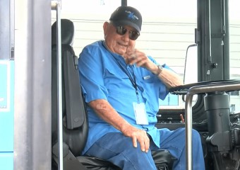 Цей чоловік – найстаріший водій автобуса у світі (фото)