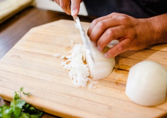 Науковці пояснили, як різати цибулю без сліз