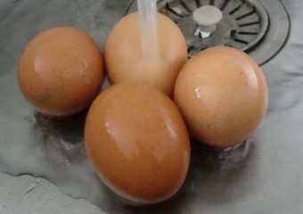 У жодному разі не кладіть гарячі варені яйця в холодну воду