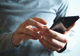 Чому телефон треба залишати за дверима вбиральні: 10 причин