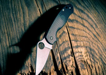 Чому в лезах деяких ножів є отвір: відповідь проста