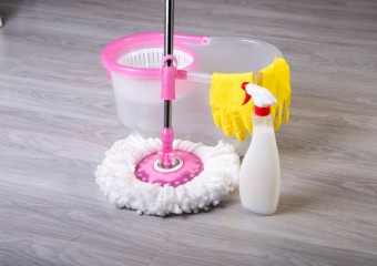 Експерти назвали 7 засобів, які можна додати до води під час миття підлоги
