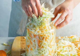 Скільки солі потрібно для квашення капусти: пропорції для банок і відер