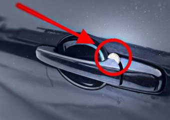 Викрадення авто: навіщо злочинці залишають монету в ручці дверей