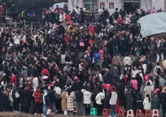 Тисячі людей приїхали в глухе село на прохання дівчини: ось що вона сказала