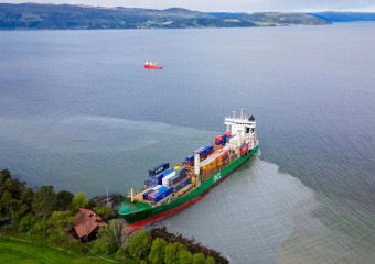 Величезний корабель мало не зніс будинок у Норвегії – власник проспав аварію (фото)