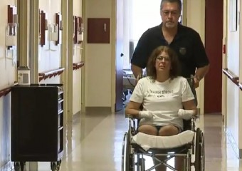 Жінка втратила усі кінцівки після того, як погладила собаку