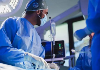 Лікар посеред операції залишив пацієнта, щоб зайнятися сексом