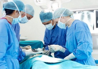 Чоловік втратив руки через потяг та отримав донорські від жінки: фото