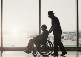 Чоловік намагався посадити на літак померлу дружину