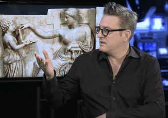 Подорож у часі? У давньогрецької статуї помітили “ноутбук”