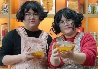 Неймовірно схожі: чоловіка і дружину плутають із близнюками