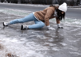 Чим посипати доріжки від льоду: експерти назвали дев’ять варіантів