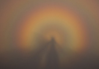 «Брокенський привид» у Карпатах: мандрівник зняв рідкісне природне явище