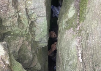 Жінка на 7 годин застрягла догори дриґом у ущелині через телефон