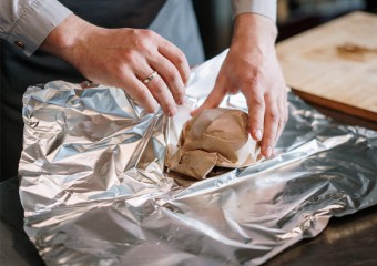 Насипте солі на фольгу: лайфхак проти поширених проблем на кухні