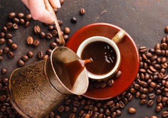 Кілька чашок чаю або кави на день зменшують ризик деменції