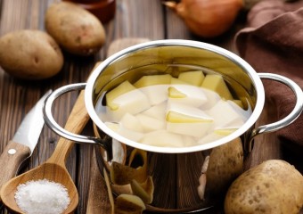 Чому треба додавати оцет у картоплю під час варіння: результат вам сподобається