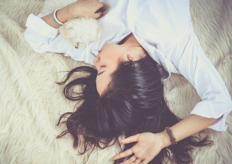 Чому не можна спати головою до дверей