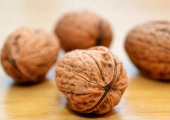 Як легко очистити волоські горіхи: дивний, але дієвий спосіб