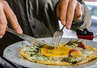 Названо найкращу олію для приготування яєць: що потрібно знати