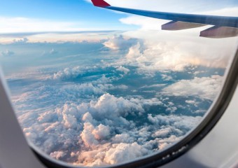 Навіщо в ілюмінаторах літаків є маленький отвір: пояснення інженерів