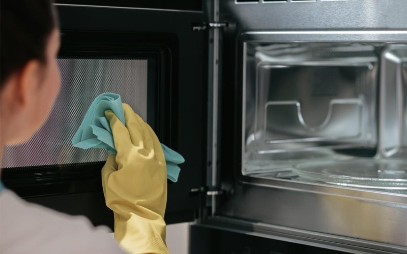 Як відмити мікрохвильовку всередині за 5 хвилин