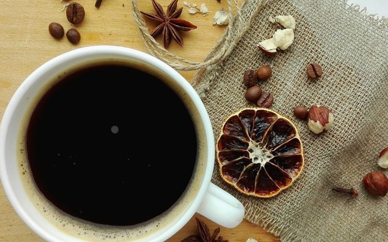 Чи безпечно пити каву на голодний шлунок: поради лікарів