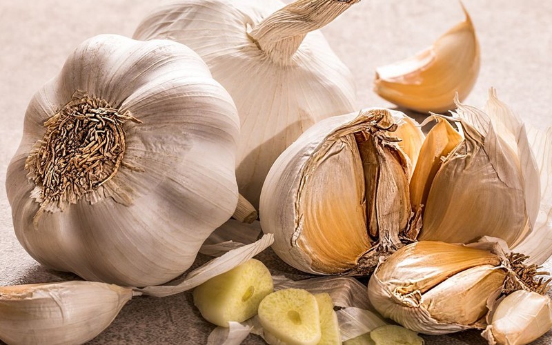 Чому потрібно їсти часник кожного дня