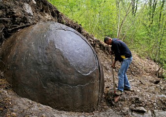 Огромный каменный шар посреди леса