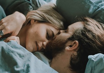 То, что ваше положение во время сна с партнером говорит о ваших отношениях
