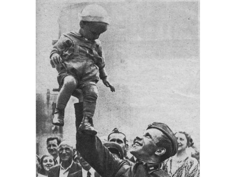 Солдаты радуются победе. Радость Победы 1945. Победа бойцы радуются.